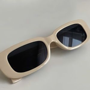 cream sunnies 🪴